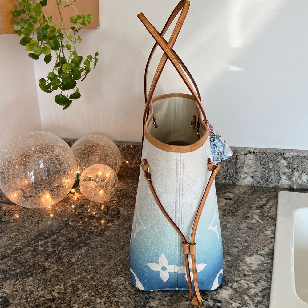 Louis Vuitton Monogram Giant Neverfull MM Gradient By The Pool Tote - Picture 8 of 16